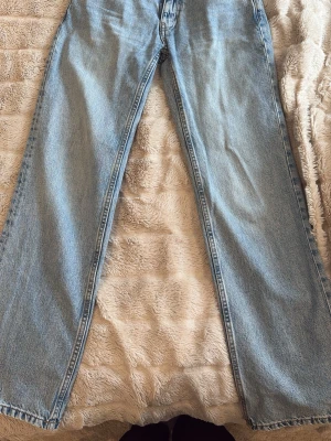 Ljusblå raka jeans från Gina - Säljer ett par ljusblå jeans från Perfect Jeans med rak passform och klassiska fem fickor. Jeansen har låg midja och straight/baggy. Perfekta för en avslappnad och trendig look.