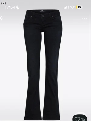 Svarta bootcut jeans från LTB - Snygga svarta bootcut jeans från LTB med klassisk femficksmodell och normal midja. Jeansen har en lätt utsvängd passform nedtill och är tillverkade i ett stretchigt denimtyg som sitter bekvämt. Perfekta för en trendig och avslappnad look.