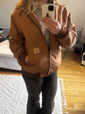 Brun jacka från Carhartt - Säljer en carhartt jacka som är perfekt nu till våren och hösten. Storlek M. Fint skick köptes för ca två år sedan men används en säsong. Köptes för 2500 men säljer för 1850 eftersom den inte riktigt har kommit till användning. Pris är diskutabelt, bara att skriva om du undrar något 💕