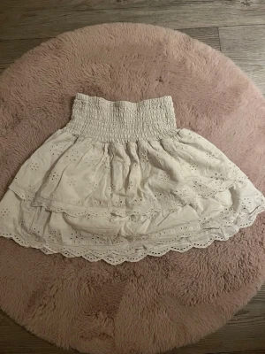 Vit kjol - Vit kjol💕den är väldigt välanvänd och har tyvärr fått några fläckar som man kan se på bilderna💗 den går även att vika ner ifall man vill ha den lite kortare som jag har kvitt på bild 4