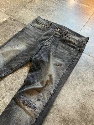 Vintage Ralph Lauren Jeans - Straight Fit - tjatjatja, nu säljer jag mina sjuuuukt snygga RL jeans i strlk 32/32🫡 de har helt otroliga slitningar och en riktigt snygg wash👏 tveka inte på att skriva ifall ni har några som helst frågor 🖖