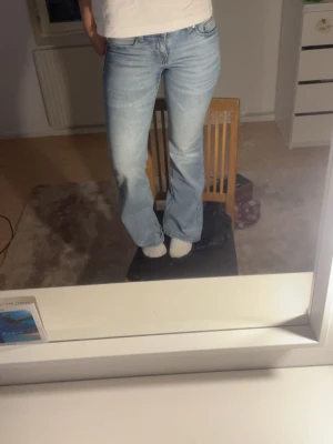Ljusblå bootcut jeans - Snygga ljusblå bootcut jeans med klassisk femficksmodell och normal passform. Använt 3 gånger inga hål eller något💗