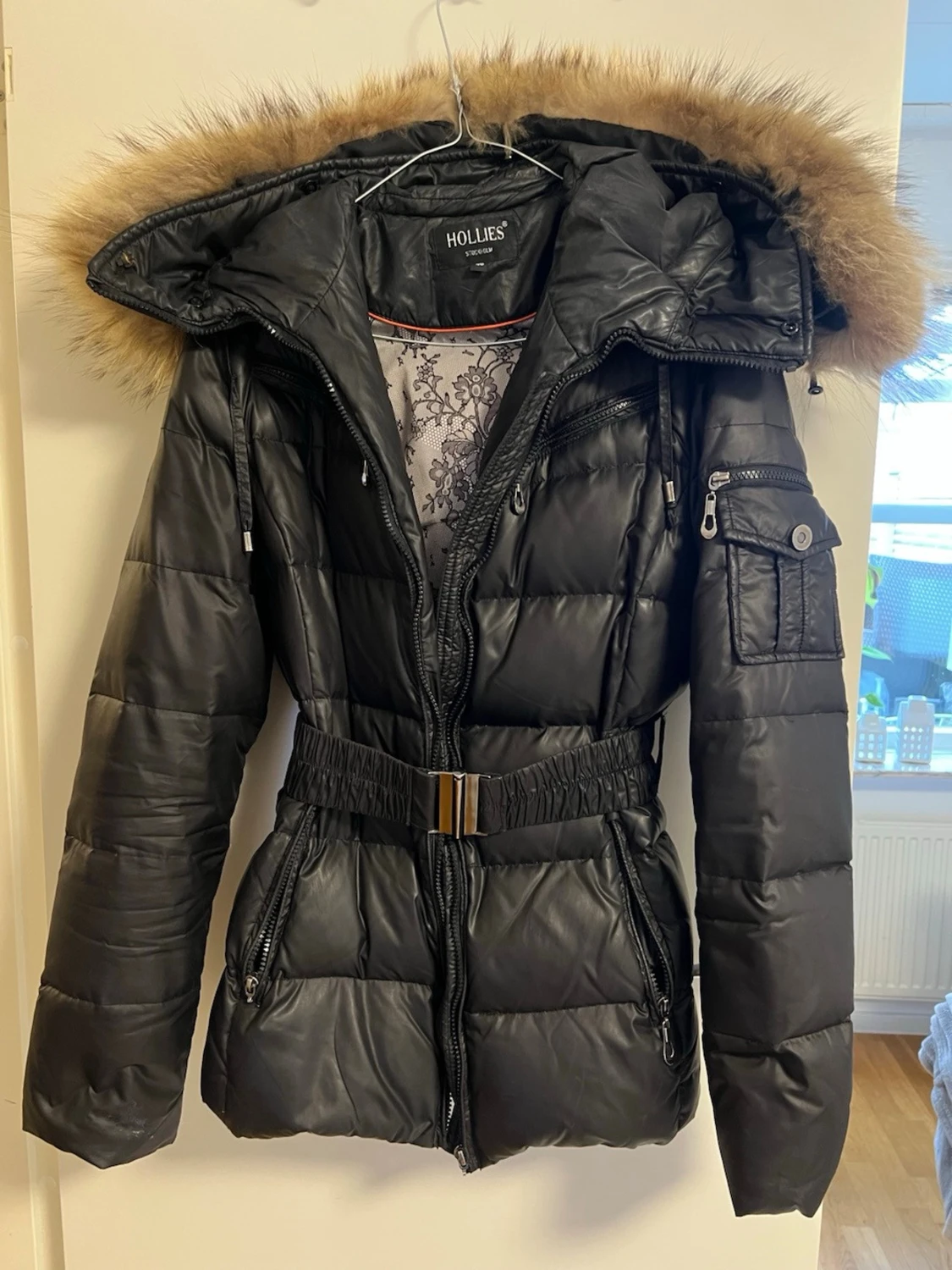 Svart dunjacka med äkta päls från Hollies