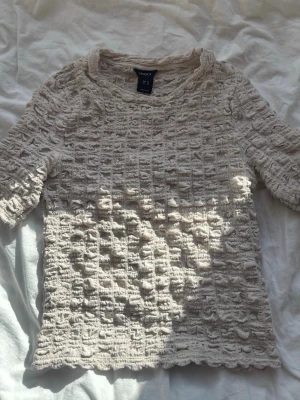 Beige strukturerad topp från Lindex - Super snygg tröja från Lindex. Storlek XS. Mycket bra skick!