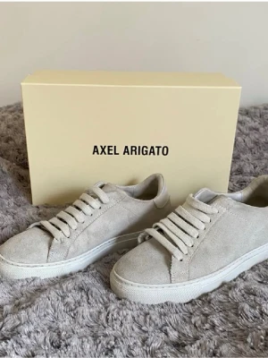 Axel Arigato 90 clean suede  - Axel Arigato 90 clean suede i beige. Storlek 35 men passar 36 också. I använt skick, kanske lite smutsiga (se bilder) men fortfarande fina
