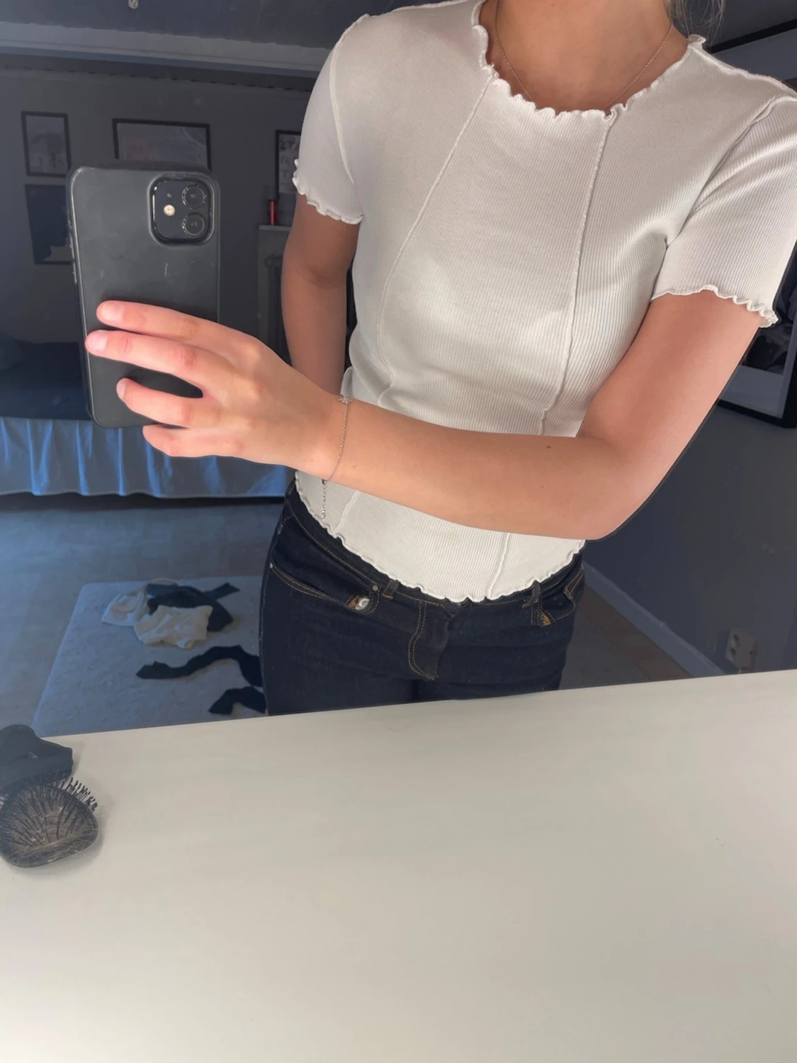 Vit ribbad topp med vågiga kanter - 1