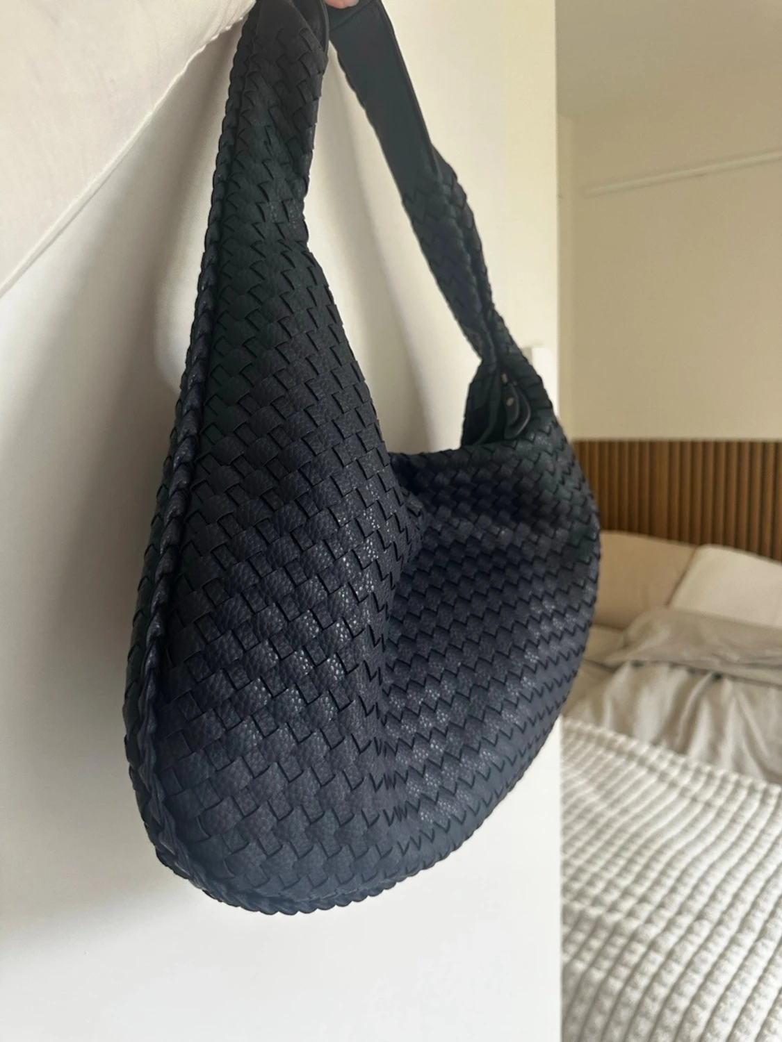 Marinblå flätad axelväska i läderstil - 1