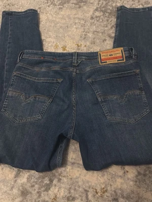 Blå jeans från Diesel Industry -  Tjena! Säljer ett par Diesel jeans då färgen inte riktigt var min stil.   Skick: 10/10 som nya, inga fel alls.    Nypris: 1500 kr   Mitt pris:  900 kr    Skickar inom 24h 📦   Hör gärna av er vid frågor eller funderingar! Kvitto i sista bilden! Priset kan diskuteras men inte rejält