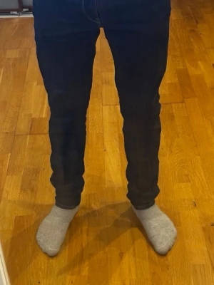 Replay jeans  - Mörkblå jeans från Replay, modell Anbass Hyperflex, i storlek W31 L32 med slim fit-passform. Jeansen är som nya, förutom en missfärgning vid grenen (ingen slitning). Personen på bilden är cirka 183 cm som referens. Nypris ligger på 1700 kr, men säljs nu för 349 kr.  Kolla gärna in profilen också, där finns flera märkeskläder och skor – du hittar säkert något mer som passar 😉💯 Hör av dig om du undrar något!