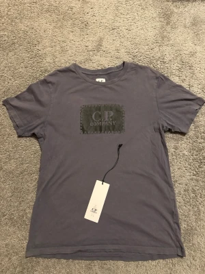Cp company T-shirt - Säljer en sjukt snygg cp company T-shirt. Den är inte använd så mycket alls och är i mycket fint skick. Köpt på Ströms, tags och exclusiv gran sasso galje medföljer vid köp. Frågor? Kontakta mig✅Allt gott, mvh Noah154