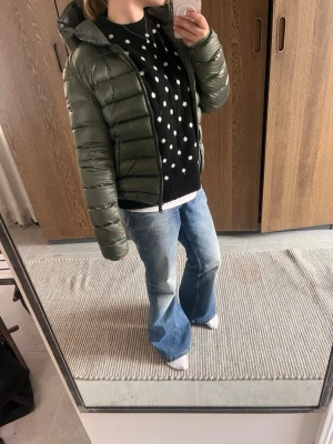 Grön Colmar Jacka - Säljer en grön colmarjacka i st 38💗 Köpte av en tjej som använt den ett fåtal gånger och som köpte den ny för 5000kr och jag själv har aldrig använt den. Så den är i jättefint skick och med prislapp kvar. Skriv för fler frågor eller bilder 💗