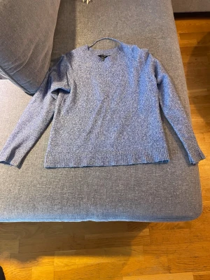 Ljusblå stickad tröja Vero Moda - Mysig ljusblå stickad tröja från Vero Moda i storlek XS. Tröjan har rund halsringning, långa ärmar och ribbstickade muddar vid ärmslut och nederkant. Lite knoppning (pris kan diskuteras☺️)