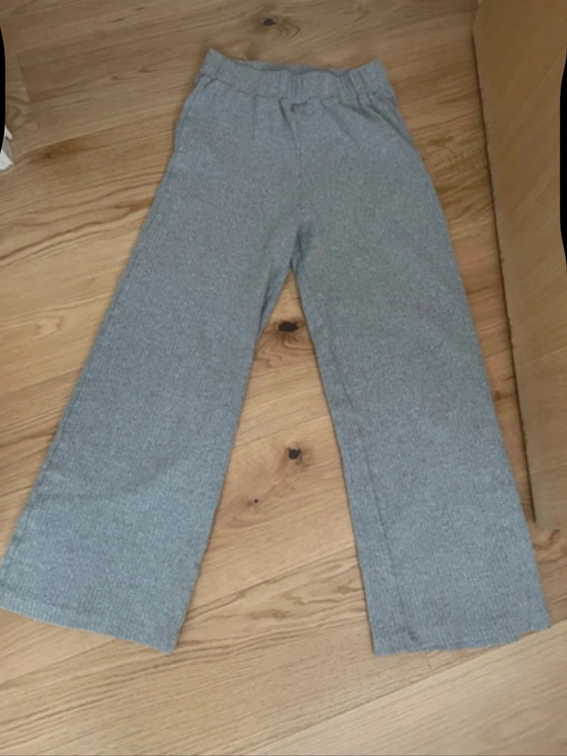 Grått ribbat set med knytband. - 2