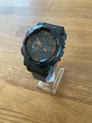 Casio G-Shock GA-110TS 51mm Herr - Säljer en klassisk G-shock klocka från japanska Casio. Just denna har en unik färgkombination med stilrent natoarmband. Mycket fint skick, inga repor och bara enstaka tecken på användning. Fungerar bra, slittålig resin, natoarmband, datumvisare, vattentät, kronograf, alarm, digitalklocka osv. osv. Fullt fungerande med batteri.  Nypris: < 2000 SEK Begagnat pris: 1000 SEK Mitt pris: 589 SEK  Skickas alltid snabbt och spårbart. Skriv vid frågor och se gärna mina andra annonser! 