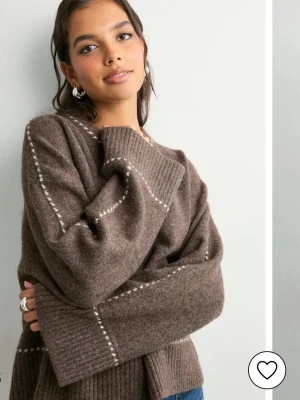 Brun stickad tröja från neo noir - Brun stickad tröja från neo noir köpt på Nelly. Tröjan är i storlek 34/S och är endast använd ett fåtal gånger. Den är helt slutsåld🤗