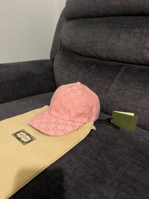 Rosa Gucci keps  - Säljer helt ny Gucci keps. Det är en exklusiv rosa Canvas. Det är storlek M.                                            Medföljer: Allt på bilden.                                    Priset går att diskutera.                                          För flera spännande accessoarer kolla profilen. 