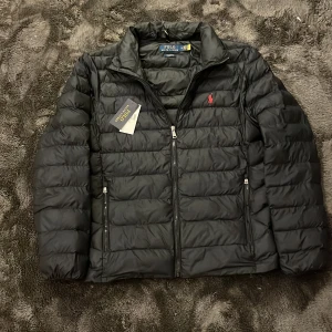 Polo jacka - Säljer en svart polo Ralph lauren jacka i storlek M. Super fint skick med tags och kvitto kvar. Nypris 4300kr mitt pris endast 2499kr. Hör av er vid frågor. Mvh trend closet😊