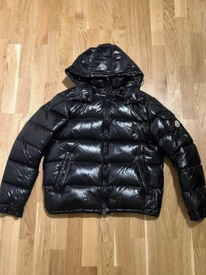 Moncler Jacka - Svart vinterjacka från Moncler. Jackan är i storlek S och nyskick, inga tecken på användning. Scan koden funkar också på loggan. Hör av dig vid intresse/funderingar. PRIS KAN DISKUTERAS!