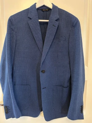 Jens Dahlström Kavaj  - Ärmlängd: (cm) 63 , Axelbredd (cm) 50 Material: Bomull, Viskos Mönster: Hundtand