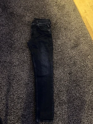  jeans från RELAY -  skinny jeans från RELAY med klassisk femficksdesign och diskreta slitningar. Jeansen har normal midja och smal passform hela vägen ner. Tillverkade i stretchigt denim för extra komfort.