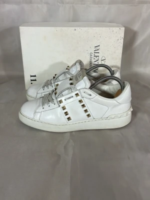Valentino Garavani Rockstud - Valentino Garavani RockStud Dam Storlek 39. Nypris 6000-7500kr- mitt pris 2199! Vid mer frågor eller bilder är det bara att Skriva!