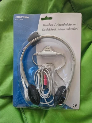Biltema headset med mikrofon nytt I förpackningen  - Headset från Biltema med mikrofon och 3,5 mm kontakt. Lättviktigt och smidigt med vit och svart design. Perfekt för internet-samtal, gaming eller videosamtal. On-ear-modell med justerbar bygel och inbyggd mikrofon på sladden. Finns inte köpa längre utgått ur sortimentet från Biltema 