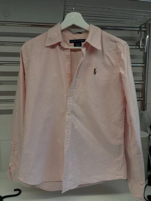 Skjorta  - Rosa randig skjorta från Ralph Lauren, mycket bra skick! Storlek 8/S