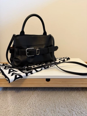 Marc Jacobs - Hej,   Säljer min fina Marc Jacobs Dakota väska. Tyvärr blev de inte en lyckad present därav väljer jag att sälja den. Självklart finns kvitto med ☺️ nypris för den är 7000kr. Väskan är gjort i äkta läder.  