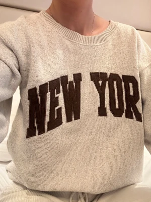 Stickad tröja i bomull - Storlek S. Köpt i New York. Skickas inom 24h. 