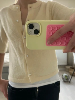 Ljusgul kofta med pärlknappar - Söt ljusgul kofta med rund hals och halvlånga ärmar. Koftan har pärlknappar framtill och är gjord i ett mjukt, fluffigt material som ger en mysig känsla. Storlek 164 men passar mig som har xs💓pris kan diskuteras!!