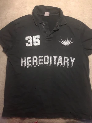 Hereditary polo  - Köpte den i bershka ock knappt använt, bra kvalitet ock inte tjock bra för sommaren 😊 