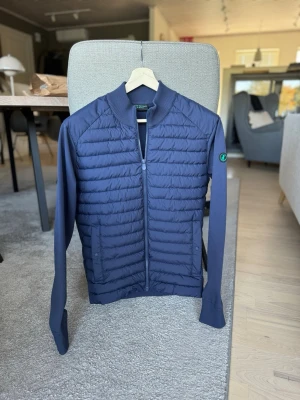 Cardigan Jacka  - ‼️Pris diskuterbart vid seriös/smidig affär‼️Storlek M, Super fint skick. Väl omhändertagen. Köpt våren 2024, köpt för 3600kr.