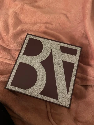 BeautyAct bas-kit med puder och spray - Snyggt bas-kit från BeautyAct med en mattande kompaktpuder i guldig dosa och en setting spray i smidig flaska. Kommer i en lyxig vinröd ask med glitterdetaljer. Perfekt för att fixa basen och hålla sminket på plats hela dagen.