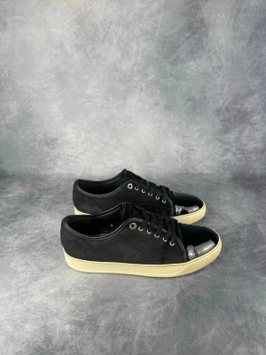 Lanvin DBB1 - Skick: 8/10. | Ingår: endast skorna. | Nypris: +- 5200 SEK. | Storleken är UK8.