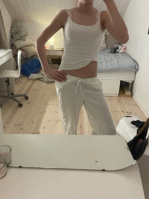 Vita linnebyxor med spets detalj - ❤️❤️❤️