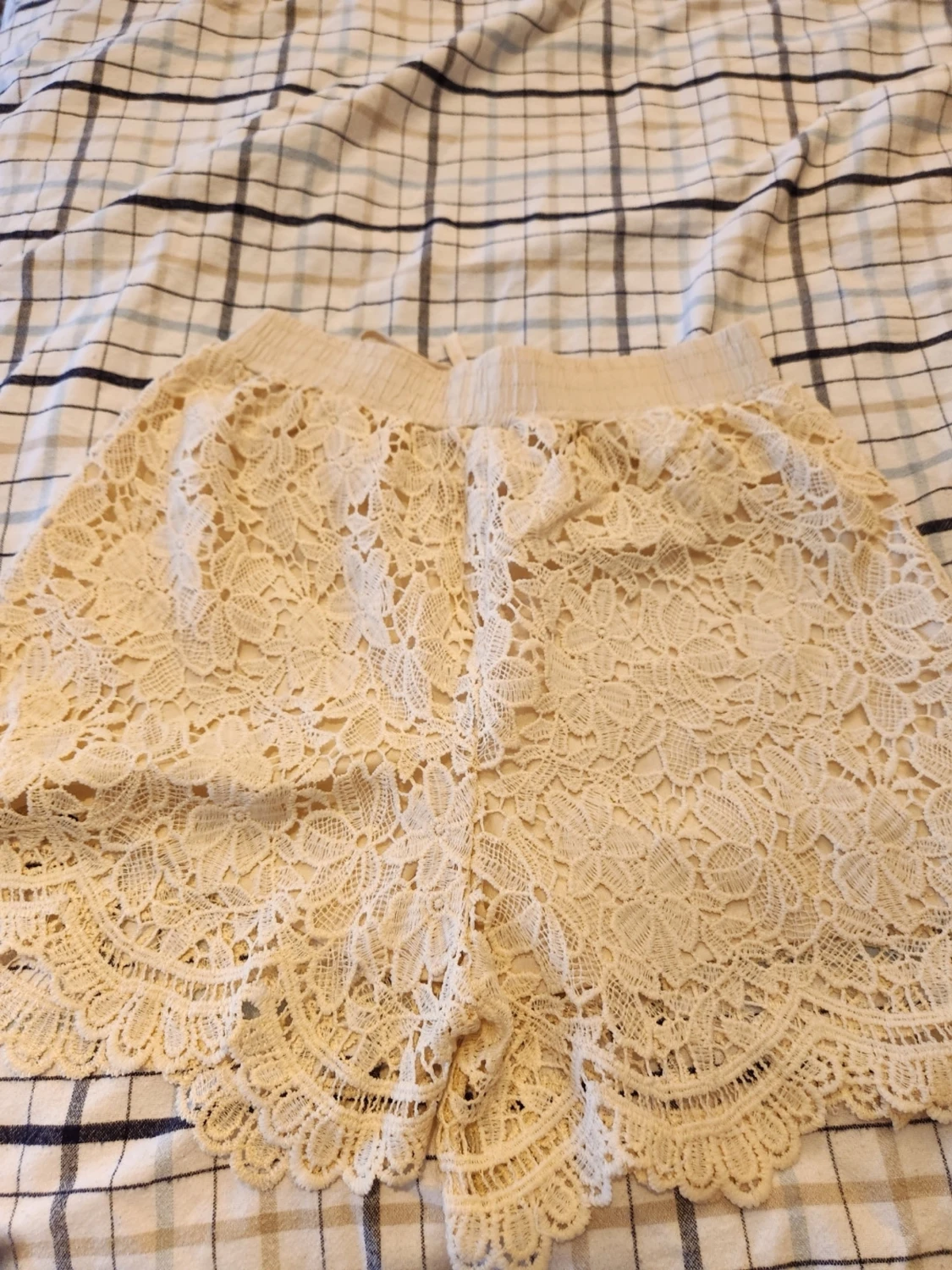 Beige virkade spets-shorts