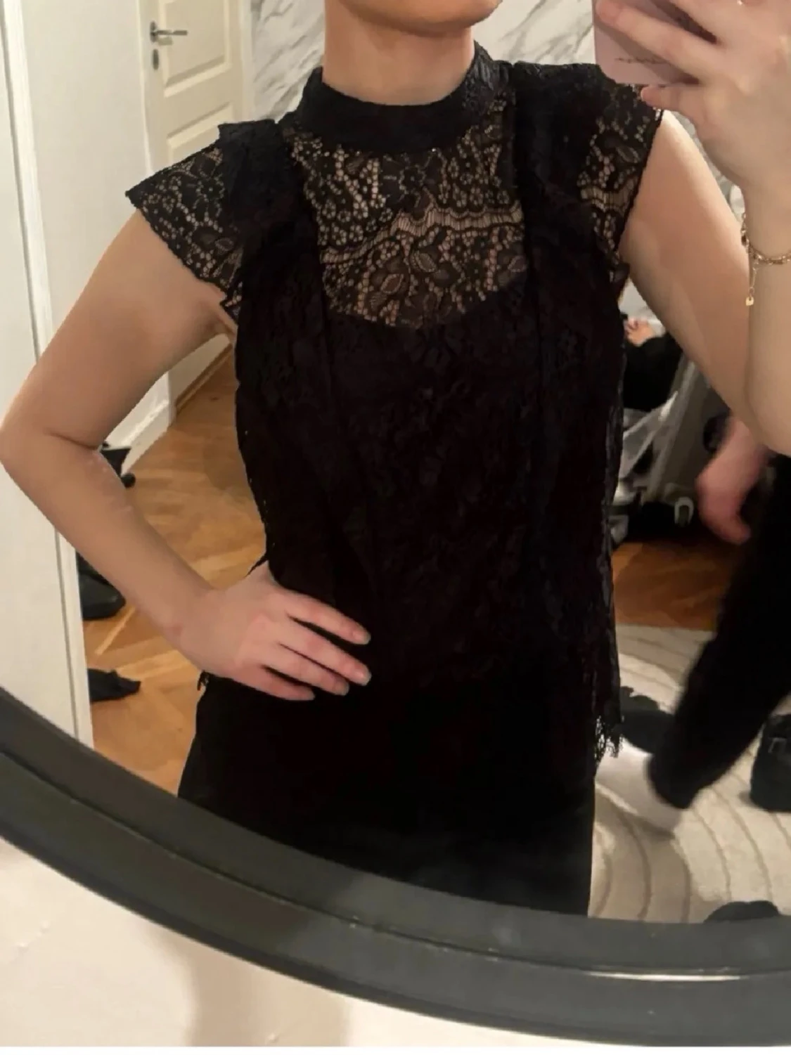 Svart spetsblus med volangdetaljer - 2