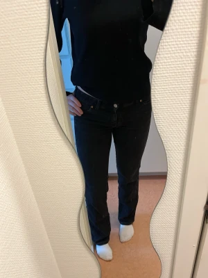 Svarta raka jeans med låg midja - Säljer ett par dr denim jeans i modellen dixy straight och färgen solid black 099. Storlek M och längd 34❤️ stretchigt material så de sätter sig fint efter kroppen