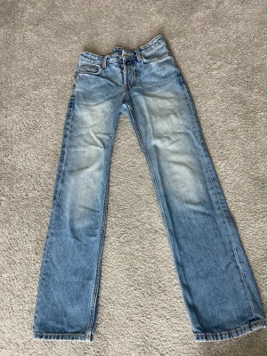 Low waist jeans - Low waist jeans från weekday, mycket bra skick