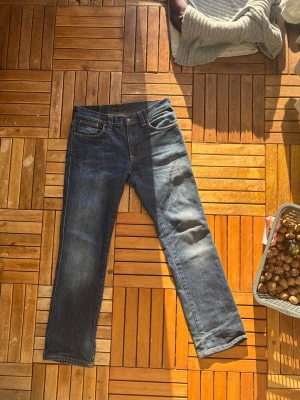 Feta Nudie Jeans (sällsynt modell) - Ett par feta nudiesar som är väldigt sällsynta med galna fades! Passar mig som är runt en 29 vid höften också så hör av dig vid frågor om passform 🙏🏼🙏🏼🙏🏼