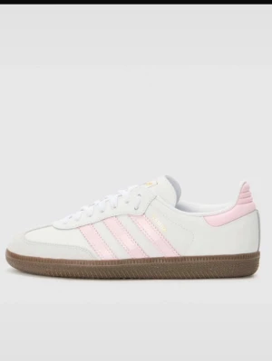 Adidas Samba  - Snygga adidas sambas i storlek 35,5, använda endast ett fåtal gånger och i väldigt fint skick. Inga större slitage, ser nästan nya ut. Superbekväma och passar till allt. Ordinarie pris är 1045 kr. Pris kan diskuteras Säljes pga kommer inte till användning. Skriv för fler bilder på skorna 😇