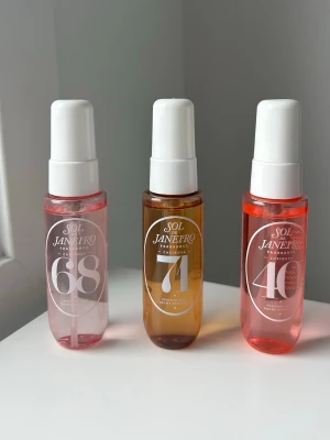 Sol de janeiro parfymer  - Säljer dessa 3 parfymer ifrån detta kit. Knappt använda och varje parfym innehåller 30 ml. Köpt för 529 