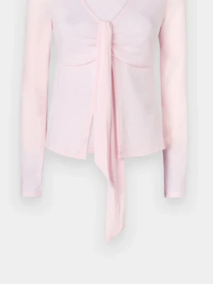 Ljusrosa långärmad knytblus - Söt ljusrosa blus med lång ärm och v-ringning. Toppen har en snygg knytning framtill som ger en trendig look. Tillverkad i ett tunt, mjukt material som känns skönt mot huden. Perfekt att styla med jeans eller kjol för en chill vibe.