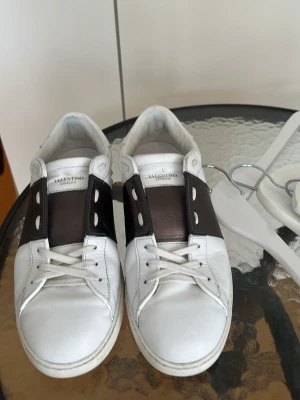 Valentino Open  - Hej. Säljer dessa riktigt snygga och fräscha valentino open. Till skorna medföljer dustbag. Skorna är i väldigt bra skick. Storlek 41. Vid funderingar är det bara att fråga. 