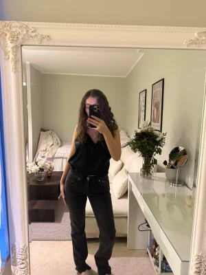 Svarta raka jeans från woodbird  - Säljer ett par svarta jeans från Woodbird med klassisk femficksdesign och raka ben. Säljer pågrund av att de e för små på mig. I helt ny skick, aldrig använt 