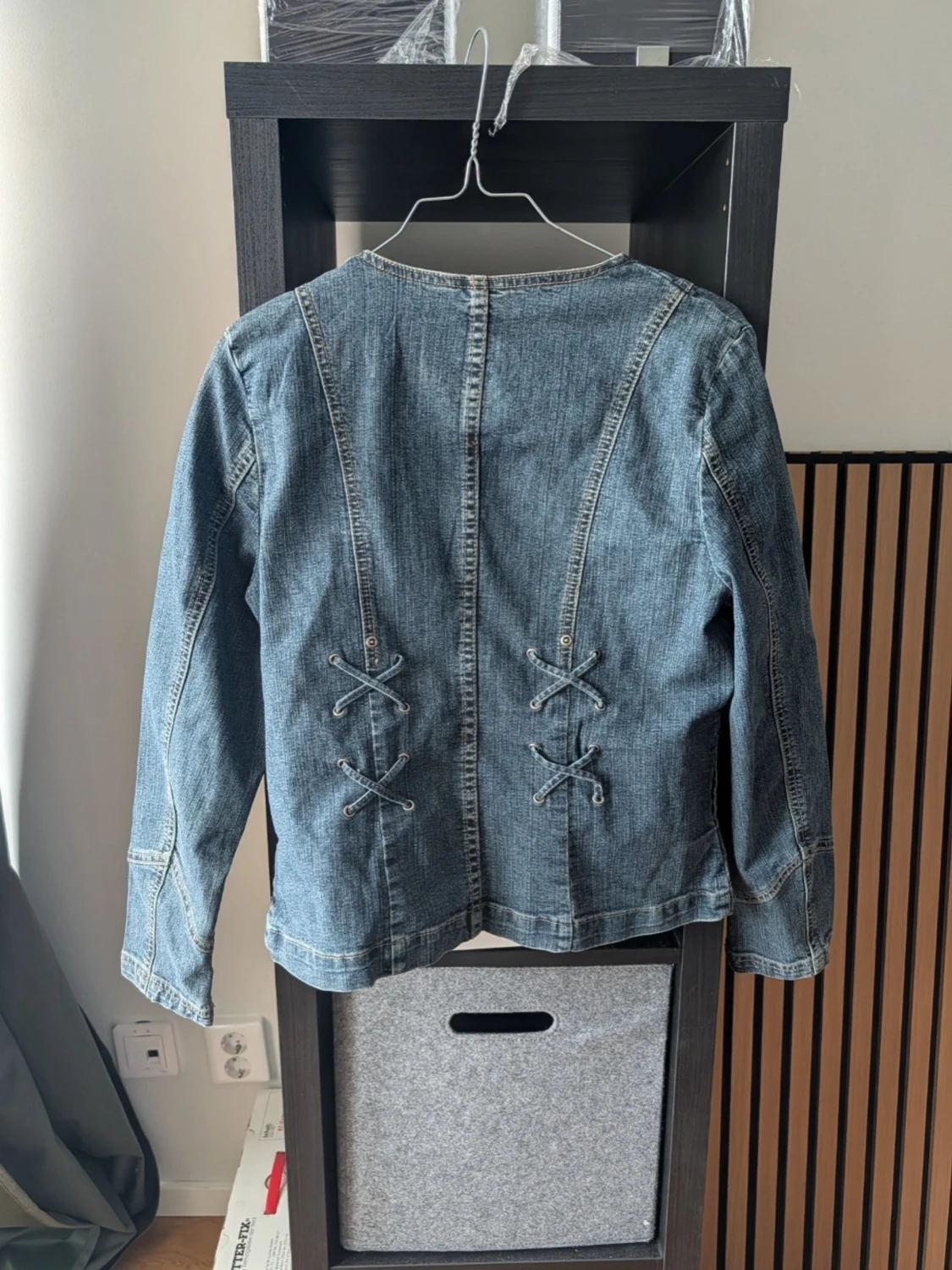 Blå jeansjacka med snörningsdetaljer - 1