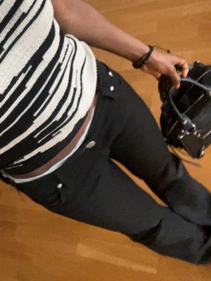 Svarta Jens från Victoria beckham(fri frakt kolla min profil) - Säljer ett par svarta jeans med utsvängda ben och synliga knappar framtill. Storlek 27/35 jag är 162 och dom passar perfekt i längden. Man kan säga att det är storlek xs/s. Lite slitna nertrampade längst ner (se bild 5) men syns inte när man har på sig dom. PRISET GÅR ATT DISKUTERA!!!