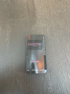 Valentino Uomo Born In Roma EdT 1,2 ml - Valentino Uomo Born In Roma Eau de Toilette i en liten provflaska på 1,2 ml. Doften kommer i en elegant svart kartong med rosa text och själva flaskan är genomskinlig med svart tryck. Perfekt att testa eller ha med i väskan.