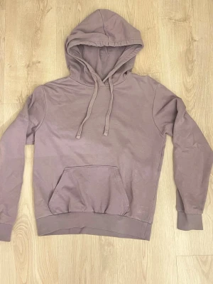 Ljuslila hoodie från H&M Divided - En enkel och snygg ljuslila hoodie från H&M Divided. 