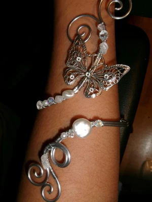 Armcuff  - Finns både i silver och guld💞 Lättböjd material som är enkel att justera. Vid osäkerhet, skriv gärna din till mig din omkrets på armen🥰 Jag gör även customs!